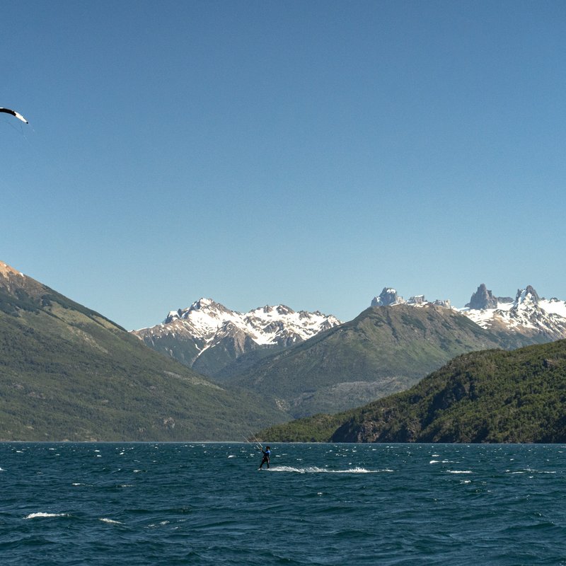 Windsurfista en el lago Puelo